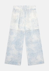 Jasnoniebieskie i białe spodnie typu wide-leg z wzorem paisley, z elastycznym pasem i gładką, lekko prześwitującą teksturą materiału.