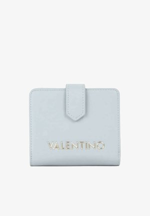 Portafoglio in pelle azzurro chiaro con chiusura a patta, logo dorato e dettagli di cucitura. Forma rettangolare compatta, texture liscia.