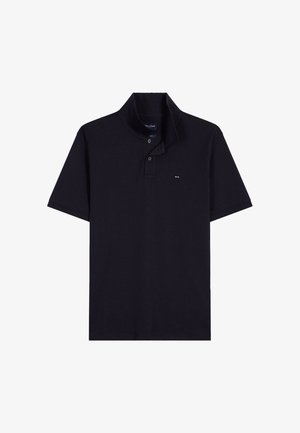 Polo noir à manches courtes avec patte de boutonnage à deux boutons et petit logo rouge et blanc sur la poitrine gauche.
