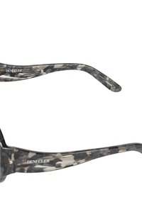 Okularki przeciwsłoneczne w szarym wzorze z gładkim plastikowym oprawką i smukłymi zausznikami, na których nadrukowana jest nazwa marki "Deni Cler".