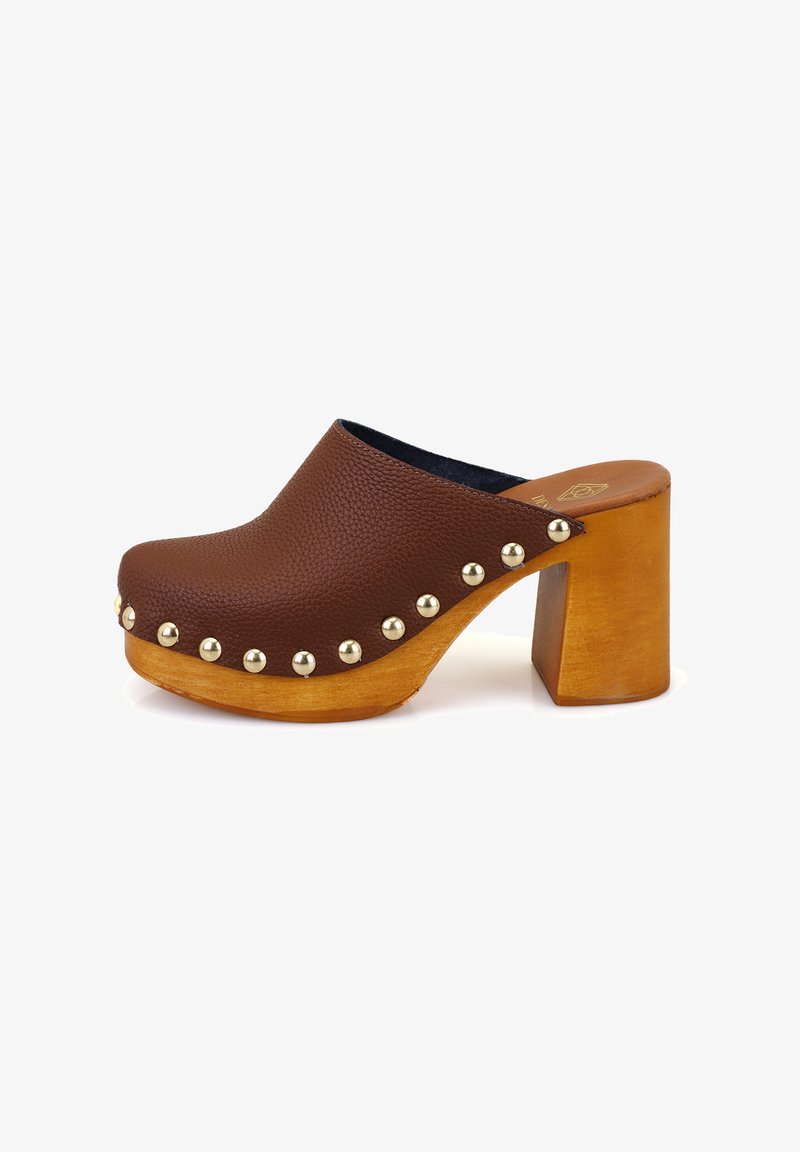 Sabot en cuir brun avec un bout rond, des clous dorés sur le côté et un talon en bois épais. Dessus texturé avec une finition lisse à la base.