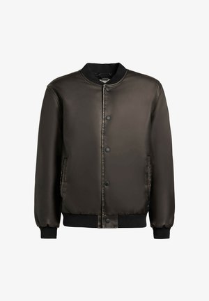 Ciemnobrązowa kurtka bomber z zapięciem na zatrzaski z przodu, czarnym prążkowanym kołnierzem, mankietami i krawędzią oraz bocznymi kieszeniami.