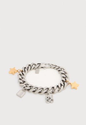 Zilveren armband met ketting, met twee gouden sterbedels, een zilveren hangslotbedel en een zilveren bedel met de letters "HUGO" op een witte achtergrond.