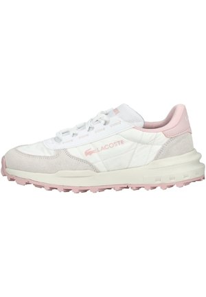 Baskets Lacoste avec une tige synthétique blanche, des accents roses, des superpositions en daim et une semelle en caoutchouc texturée avec un motif de relief rose.