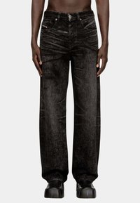 Jeans a gamba larga in denim nero con texture sbiadita, cinque tasche, passanti per cintura e chiusura a bottone. Cuciture piatte e dettagli di cucitura in contrasto.