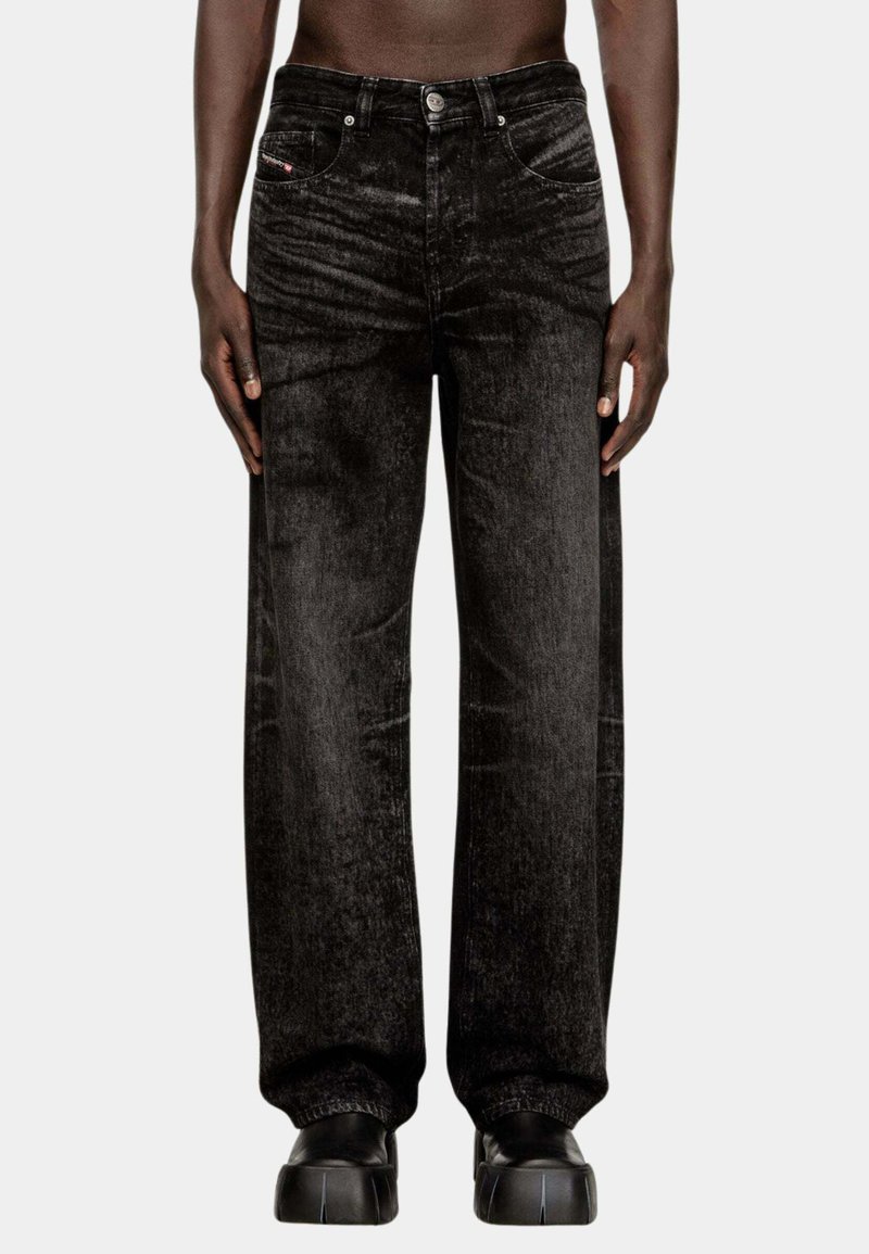 Jeans a gamba larga in denim nero con texture sbiadita, cinque tasche, passanti per cintura e chiusura a bottone. Cuciture piatte e dettagli di cucitura in contrasto.