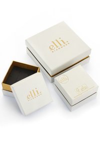 Hvide papkasser i forskellige størrelser med guld accenter, der har "elli diamonds" logoet. Den indre kasse har en sort indsats til placering af smykker.