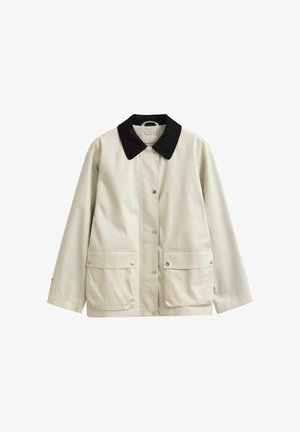 Veste beige avec col noir, boutons-pression à l'avant et deux grandes poches à rabat avec bouton-pression, présentée sur un fond blanc uni.