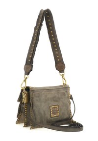 Borsa a mano in pelle grigia con borchie dorate, finitura strutturata, tracolla con rivetti, chiusura a patta e dettaglio con etichetta rettangolare.