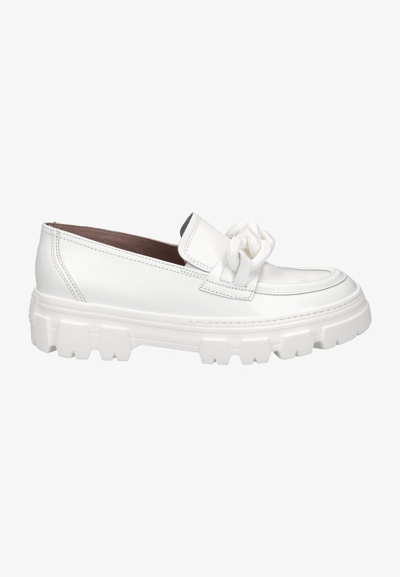 Mocassin en cuir blanc avec semelle épaisse et détail de chaîne décorative sur le dessus, vue latérale sur fond uni.