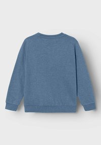 Sudadera de forro polar azul con mangas largas, cuello redondo, puños acanalados y dobladillo. Textura suave, diseño liso, sin patrones ni gráficos visibles.