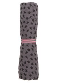 Écharpe en coton gris avec un motif d'étoiles noires, roulée et maintenue par un ruban rayé rose, vert et noir. Les bords sont effilochés.