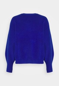 Niebieski, oversize'owy sweter z długimi, lekko bufiastymi rękawami i okrągłym dekoltem, wykonany z miękkiego, teksturowanego dzianinowego materiału.