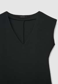 Schwarzes V-Ausschnitt-Oberteil mit kurzen Ärmeln aus glattem Stoff. Es zeichnet sich durch ein schlichtes Design und einen kleinen Verschluss auf der Rückseite für einfaches An- und Ausziehen aus.