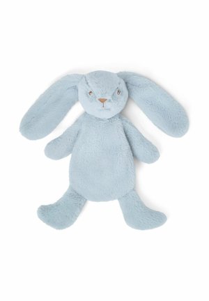Jouet lapin en peluche bleu clair doux avec de longues oreilles, un nez rond et des caractéristiques faciales brodées simples, allongé à plat sur un fond blanc.