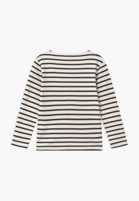 Langærmet skjorte, cremefarvet stof med marineblå vandrette striber. Enkel rund hals, blød tekstur og almindelig pasform design.