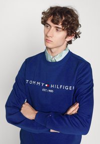 Tommy Hilfiger LOGO - Camisola - bold blue