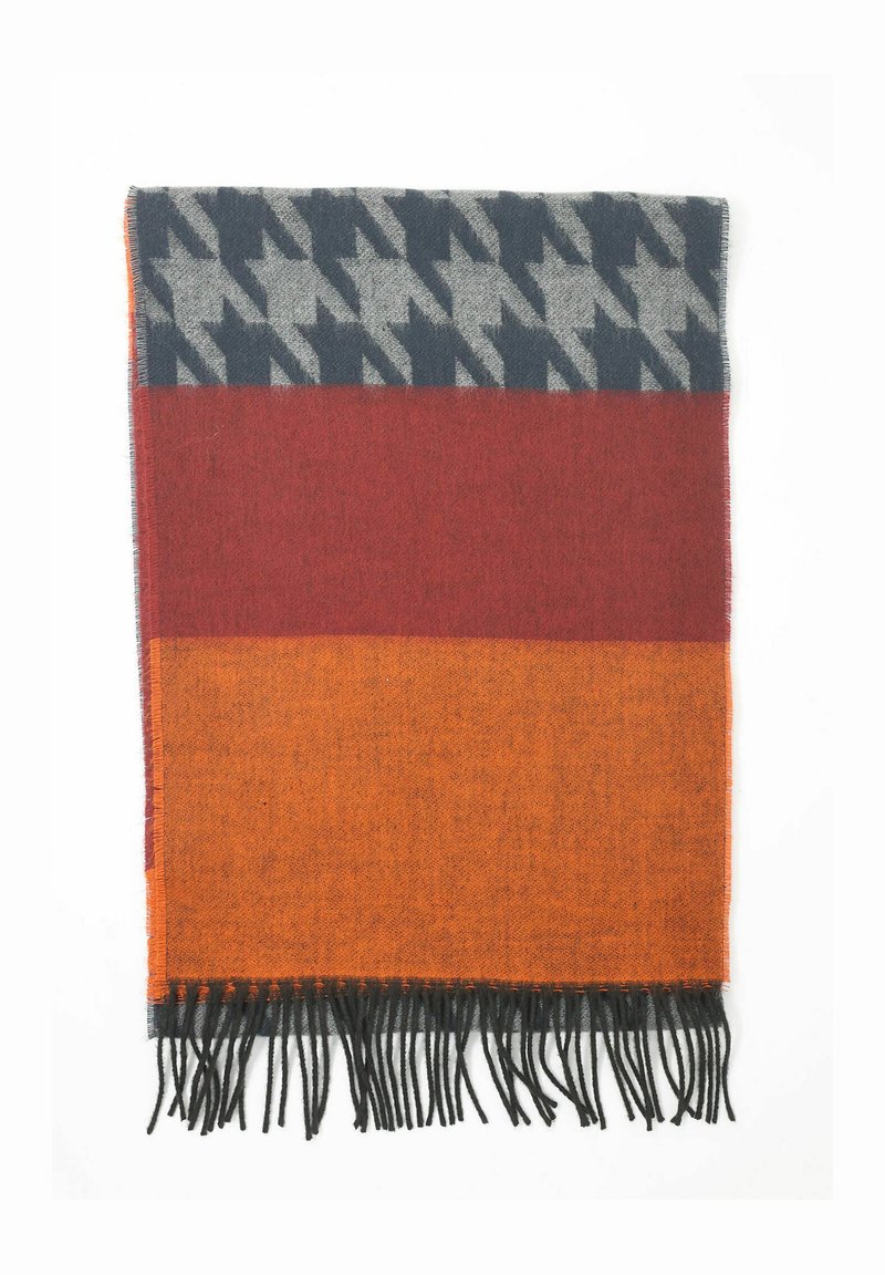 Geweven sjaal met een grijs houndstooth patroon bovenaan, effen bordeauxrood en oranje secties, met zwarte franjes langs de onderrand. Zachte textuur.