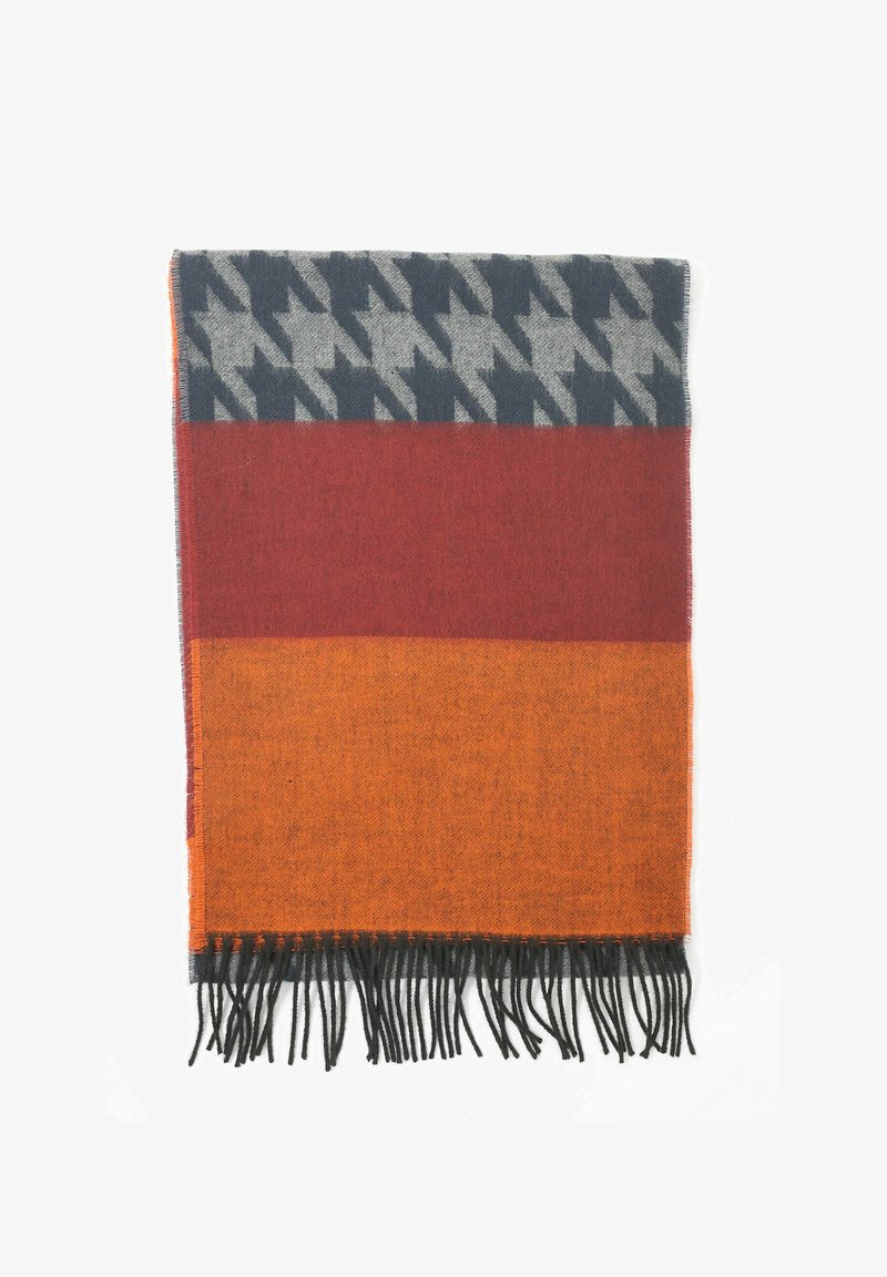 Écharpe tissée avec un motif pied-de-poule gris sur le dessus, sections unies bordeaux et orange, avec des franges noires le long du bas. Texture douce.