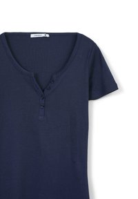 T-shirt blu navy a maniche corte realizzato in tessuto morbido, con un collo henley e quattro bottoni, caratterizzato da una superficie liscia e senza trama.