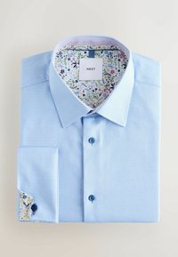 Svetlomodrá košeľa s textúrovaným vzorom, s kvetinovou potlačou vo vnútri goliera a manžiet, dvoma gombíkmi vpredu a štítkom.