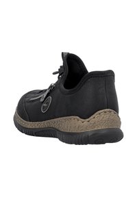 Baskets en cuir noir avec des accents texturés, dotées d'une semelle en caoutchouc et d'une fermeture éclair sur le côté. Talon renforcé et col rembourré.