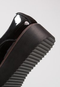 Madden Girl WRITTEN - Cipele s vezicama - black