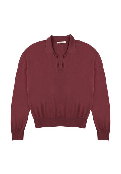Bordowy sweter z długim rękawem, o płaskim kołnierzu i prążkowanym wykończeniu. Wykonany z miękkiej, teksturowanej dzianiny. Posiada delikatny dekolt w kształcie litery V.