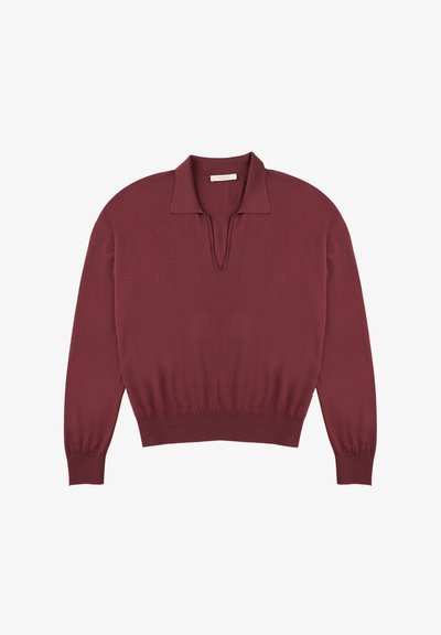 Bordowy sweter z długim rękawem, o płaskim kołnierzu i prążkowanym wykończeniu. Wykonany z miękkiej, teksturowanej dzianiny. Posiada delikatny dekolt w kształcie litery V.
