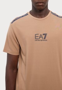 EA7 Emporio Armani T-shirt basic - portabella