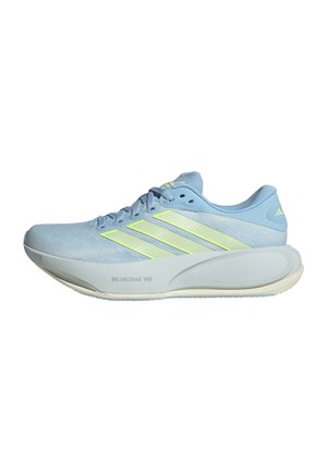 Chaussure de course Adidas bleu clair avec des bandes jaune fluo, semelle blanche rembourrée et lacets, portant la mention Dreamstrike Pro sur le côté.