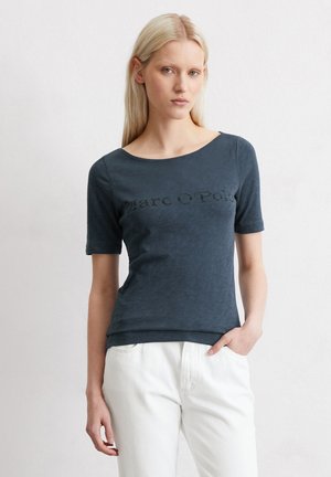 Marc O'Polo LOGO AUS WEICHEM - Print T-shirt - muted blue