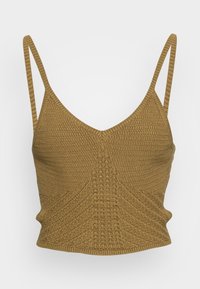 Top corto in maglia marrone con scollo a V e spalline sottili. Il motivo testurizzato presenta disegni geometrici, evidenziando una forma aderente.