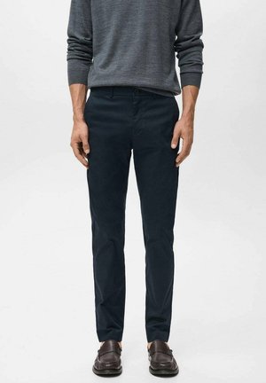 Chinos para hombre en azul marino, fabricados con una tela suave, con corte recto, bolsillos frontales y un cierre de botón sencillo.