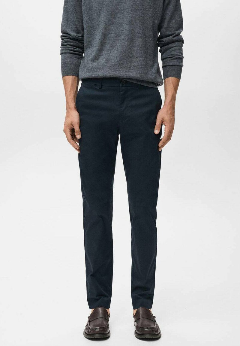 Mörkblå herrchinos, tillverkade av mjukt tyg, med rak skärning, framfickor och en enkel knappstängning.