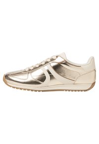 Metalen gouden sportschoen met een glad oppervlak, witte accenten, ronde neus, veterluiting aan de voorkant en een gestructureerde rubberen zool.