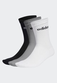 Tre paia di calzini a coste in nero, grigio e bianco, con il logo "adidas" in contrasto nero, realizzati in un tessuto di finitura texturizzata.