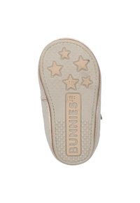 Lichtbeige schoenzool met sterpatronen, verhoogde stippen en het label "BUNNIES JR". Ronde vorm, gladde textuur en stevig ontwerp. Maat 18.