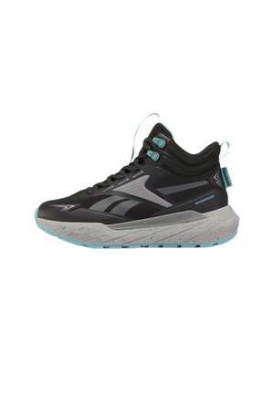 Baskets montantes Reebok noires et grises avec des accents bleu clair, semelle épaisse et texturée, lacets à l'avant, et étiquette « imperméable » sur le côté.