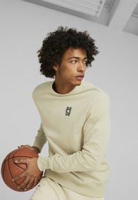 Puma PIVOT CREW EMB BASKETBALL - Maglione - granola