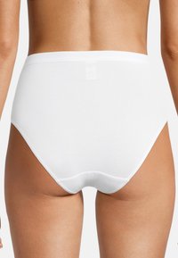 Weiße Baumwoll-Hipster-Unterwäsche mit glatter Textur, hohem Bund und nahtlosen Kanten, mit einem dezenten Logosticker auf der Rückseite.