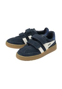 Sneakers in suede blu navy con accenti a righe bianche e nere, dotati di chiusura a strappo e suola in gomma color tan. Fodera interna liscia.