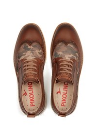 Chaussures en cuir marron avec des panneaux en maille camouflage, design brogue et accents contrastés en rouge et beige. Elles disposent d'un système de laçage et d'une semelle intérieure perforée.