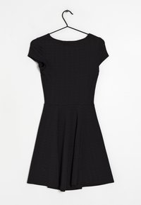 Robe noire à manches courtes sur un cintre, présentant un corsage ajusté et une jupe évasée, fabriquée en tissu lisse avec une texture subtile.