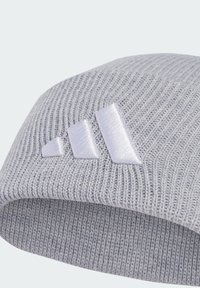 Berretto a maglia grigio con orlo piegato, caratterizzato da tre strisce bianche ricamate sul davanti. Il materiale ha un aspetto soffice e testurizzato.