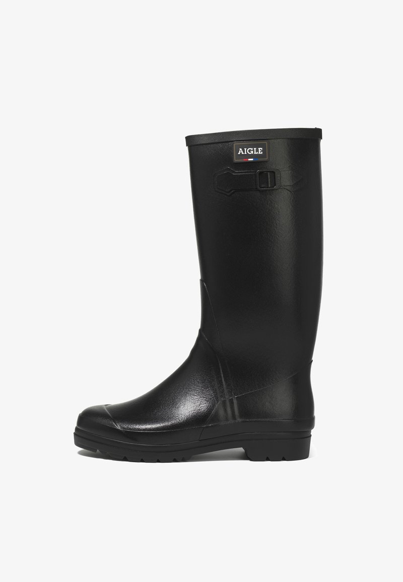 Botte de pluie noire en caoutchouc montant jusqu'au genou avec semelle texturée, détail boucle latérale et logo "AIGLE" près du bord supérieur.