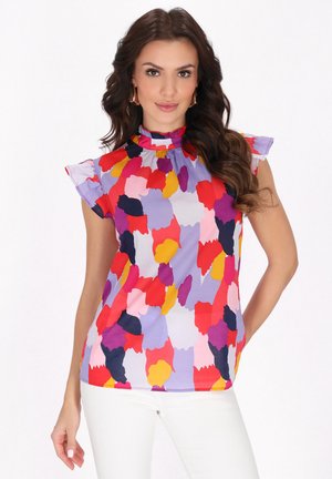 Geprinte blouse met een hoge kraag, korte fladdermouwen en een mix van rode, roze, gele en paarse abstracte vormen op een lichte achtergrond.