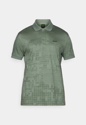 Polo in tessuto verde chiaro testurizzato, con motivo a griglia, maniche corte e colletto classico. Logo "BOSS" sul petto.