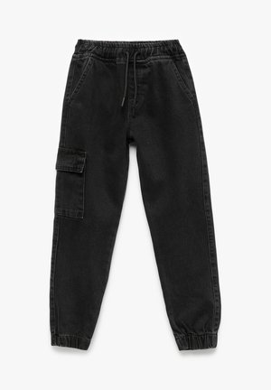 Sorte denim joggerbukser med elastisk talje, snøre, sidelommer og en cargolomme på venstre ben.
