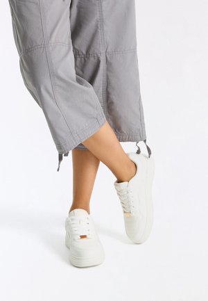 Bershka, BASIC - TRAINERS - Sneakers - white